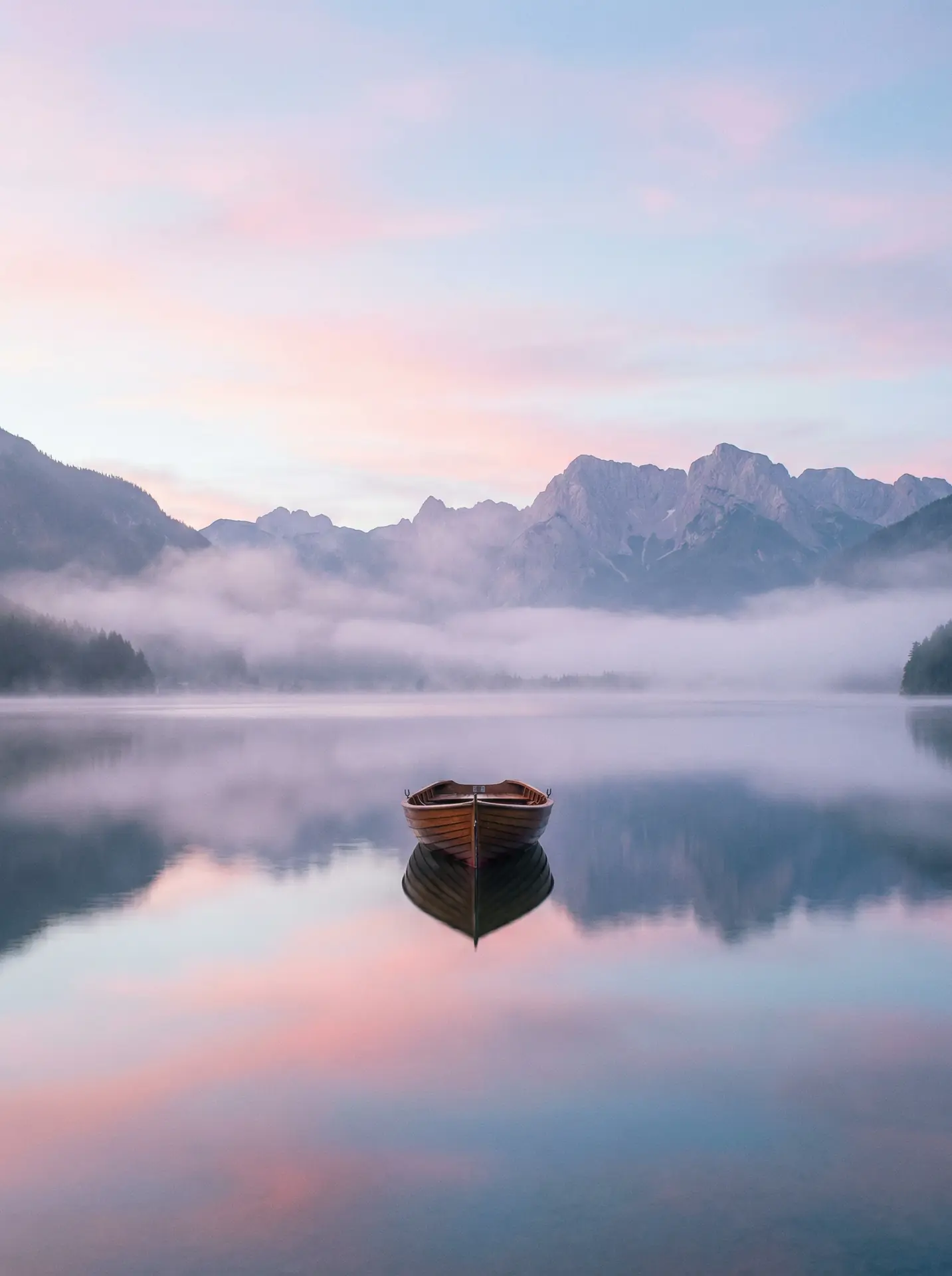 黑料吃瓜网 精选 - 晨雾湖面倒影风景摄影